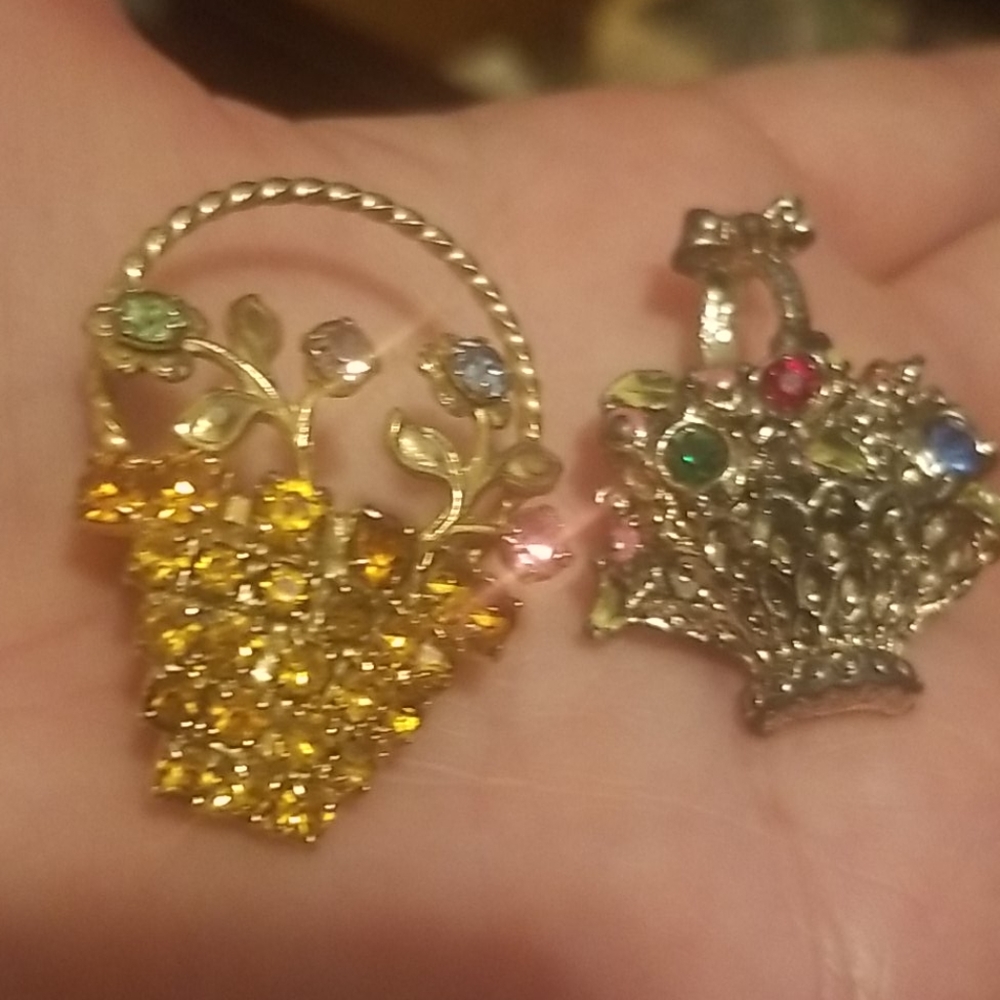 Two vintage flower in basket brooches PM 1161